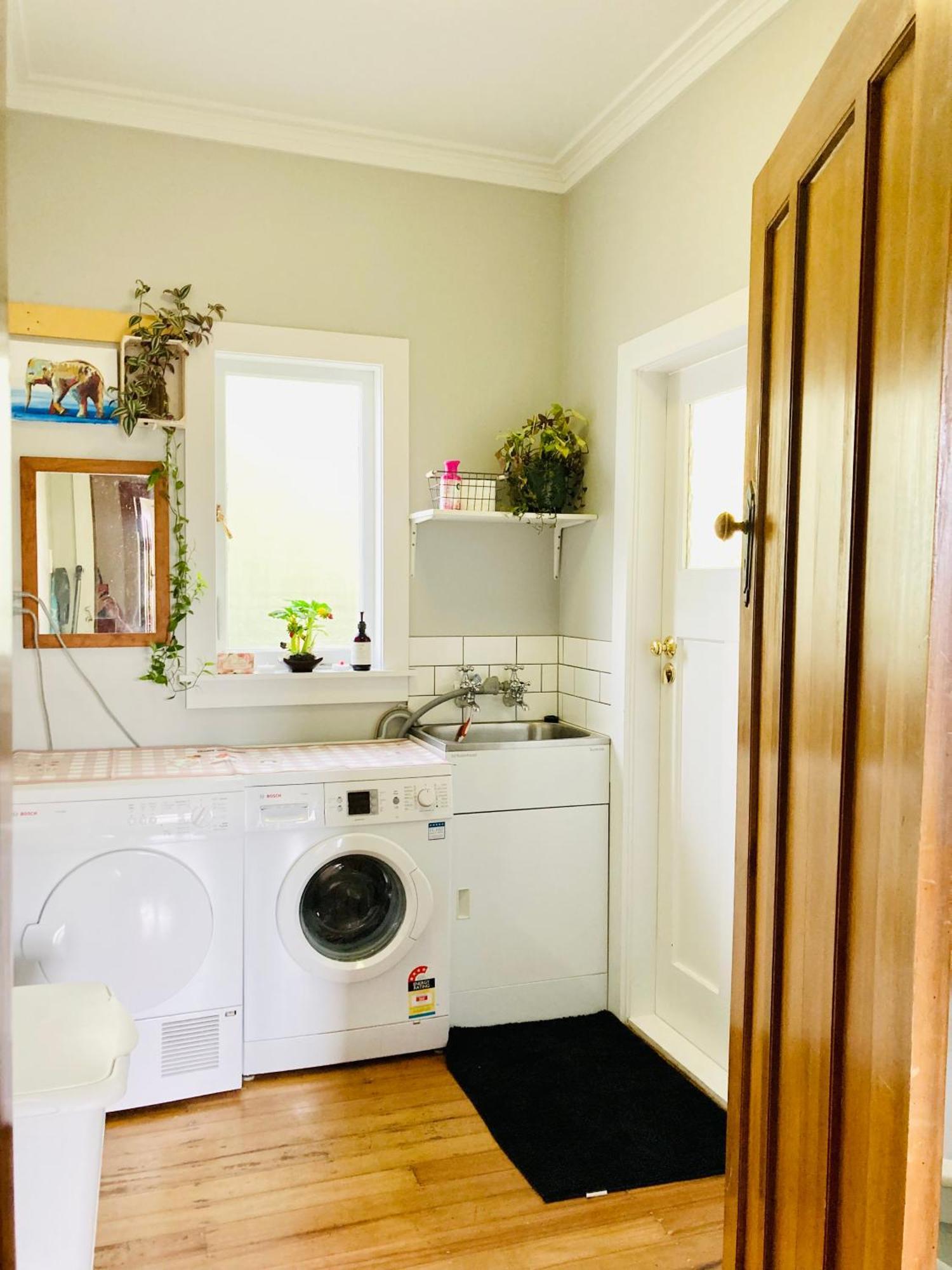 Spacious And Sunny Master Bedroom With Shared Bathrooms Auckland Eksteriør bilde