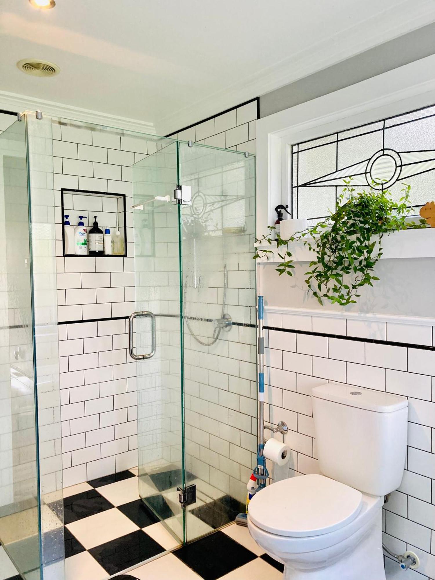 Spacious And Sunny Master Bedroom With Shared Bathrooms Auckland Eksteriør bilde