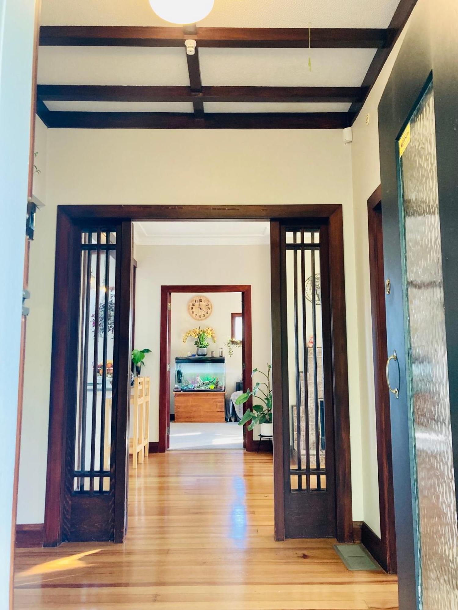 Spacious And Sunny Master Bedroom With Shared Bathrooms Auckland Eksteriør bilde