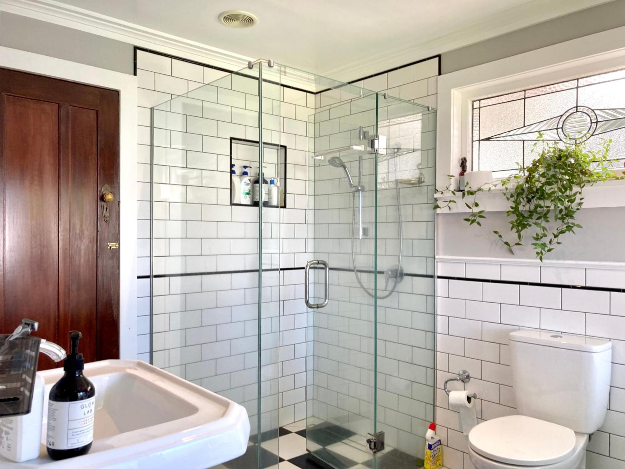 Spacious And Sunny Master Bedroom With Shared Bathrooms Auckland Eksteriør bilde
