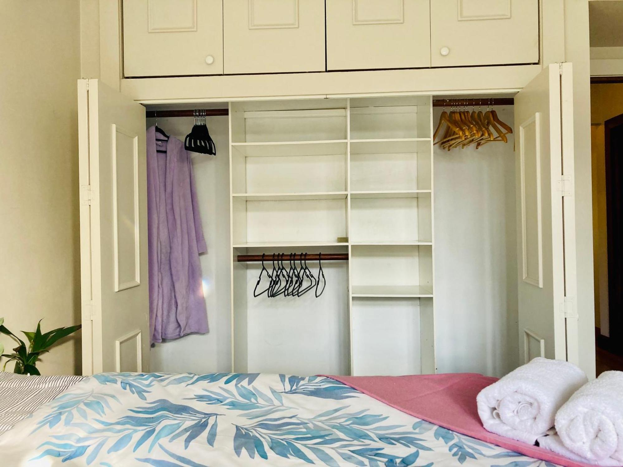 Spacious And Sunny Master Bedroom With Shared Bathrooms Auckland Eksteriør bilde