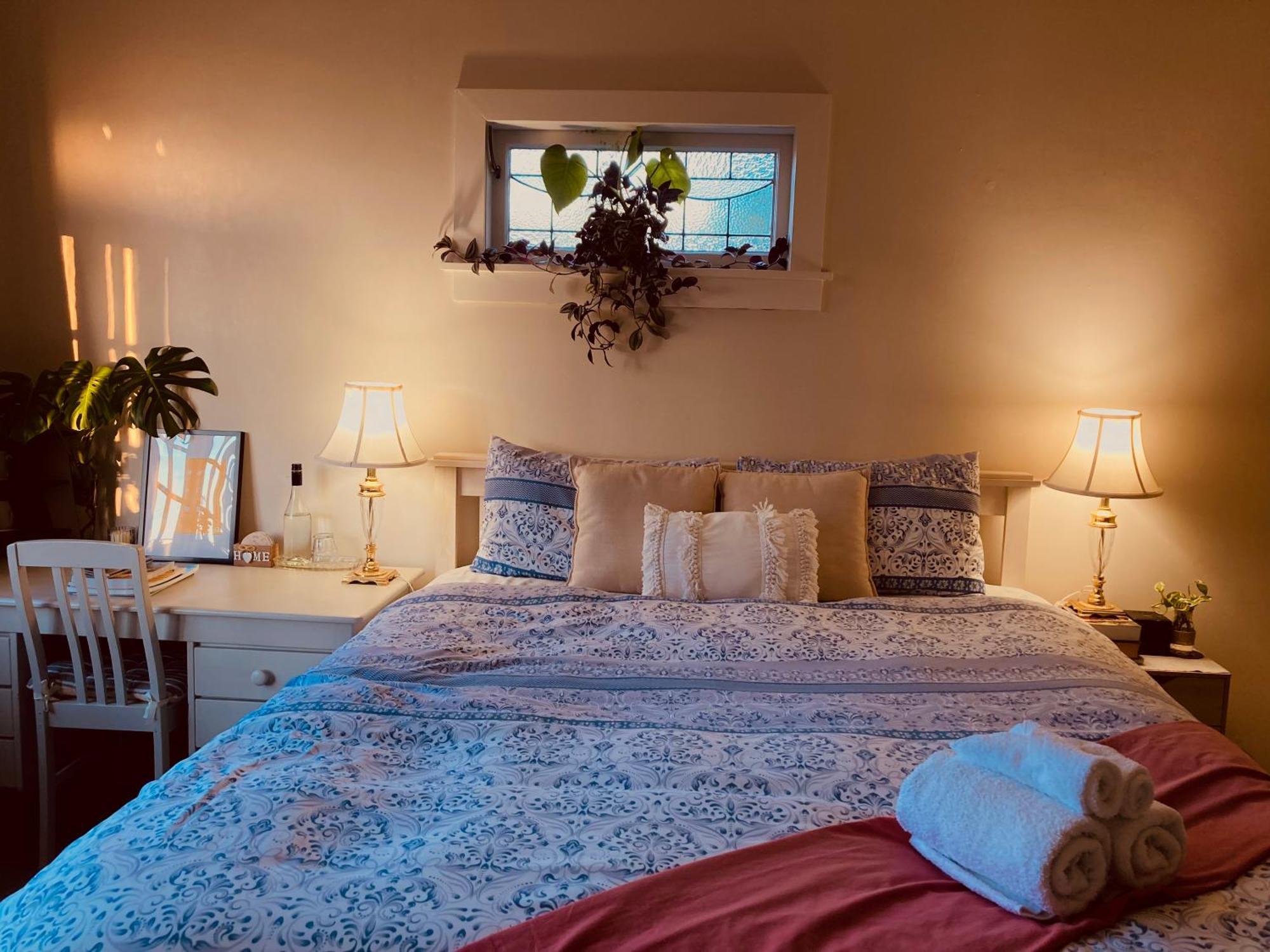 Spacious And Sunny Master Bedroom With Shared Bathrooms Auckland Eksteriør bilde
