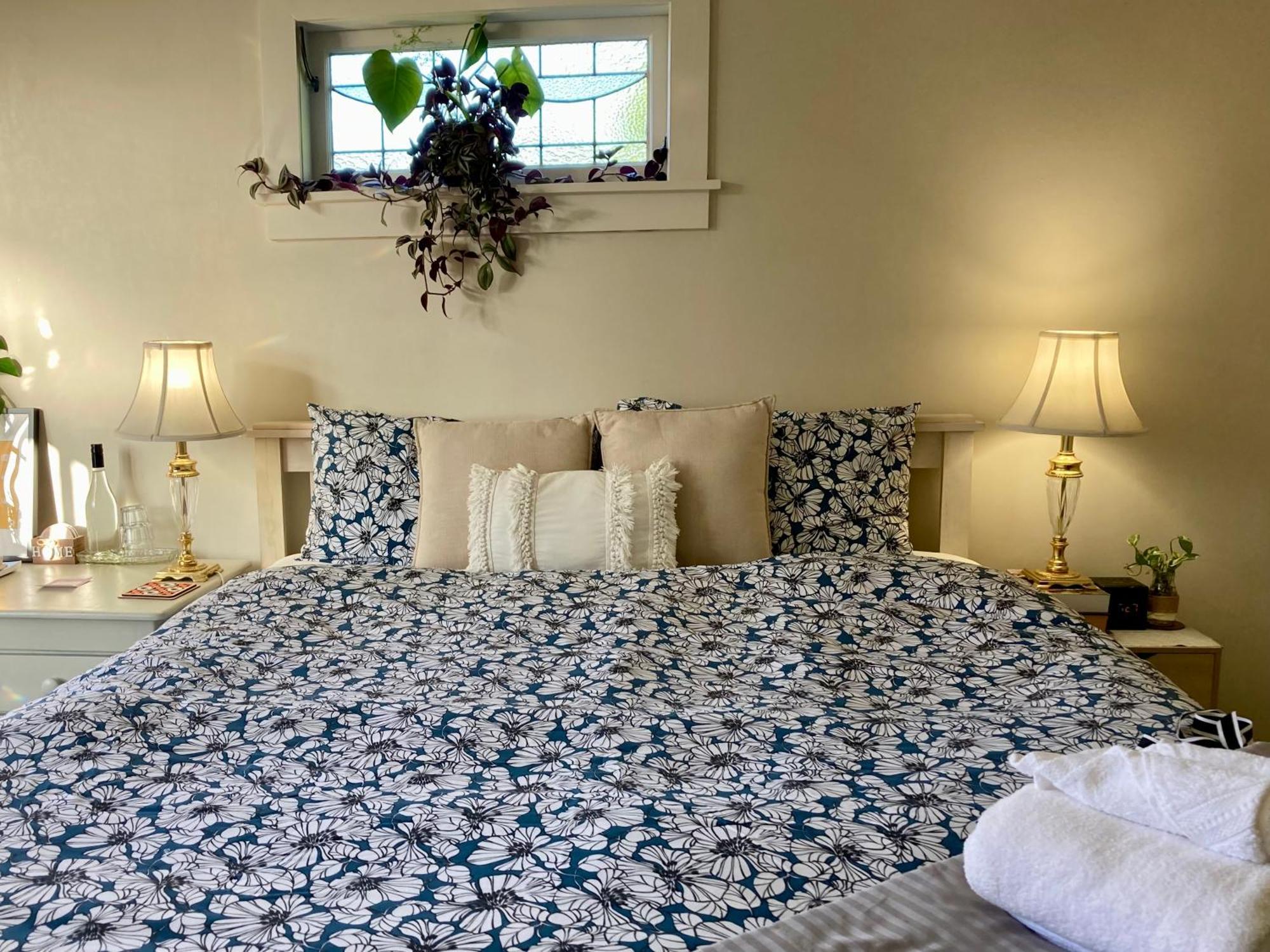 Spacious And Sunny Master Bedroom With Shared Bathrooms Auckland Eksteriør bilde