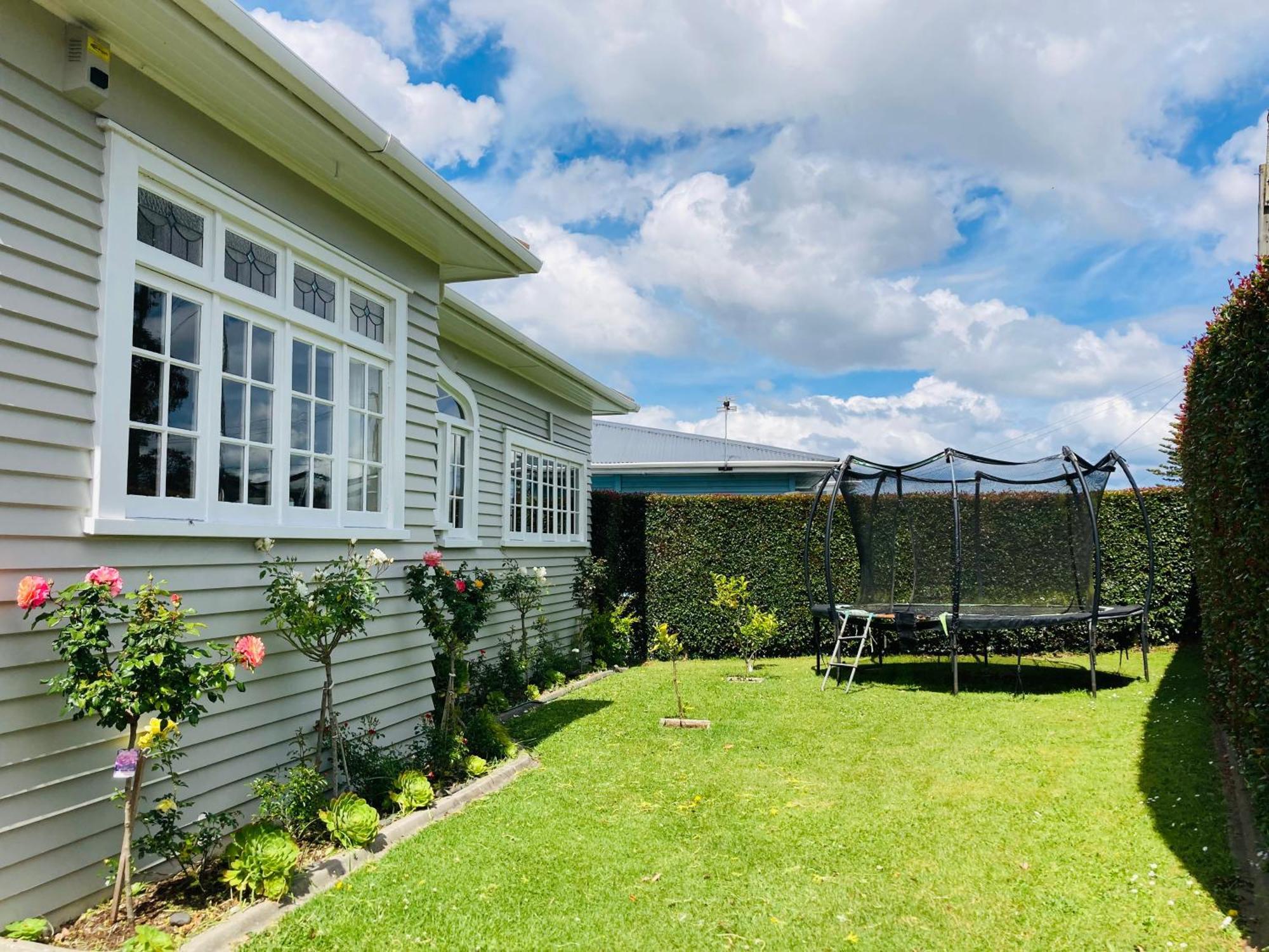 Spacious And Sunny Master Bedroom With Shared Bathrooms Auckland Eksteriør bilde