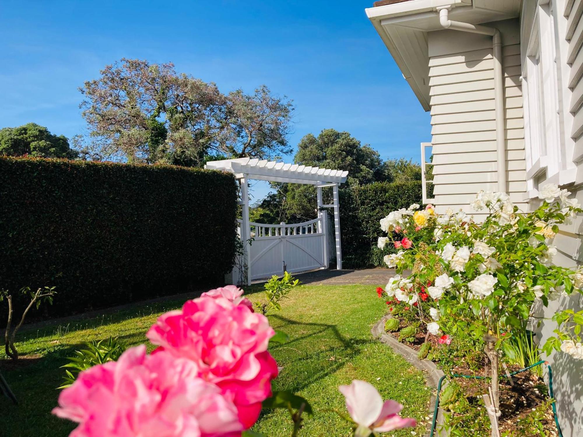 Spacious And Sunny Master Bedroom With Shared Bathrooms Auckland Eksteriør bilde