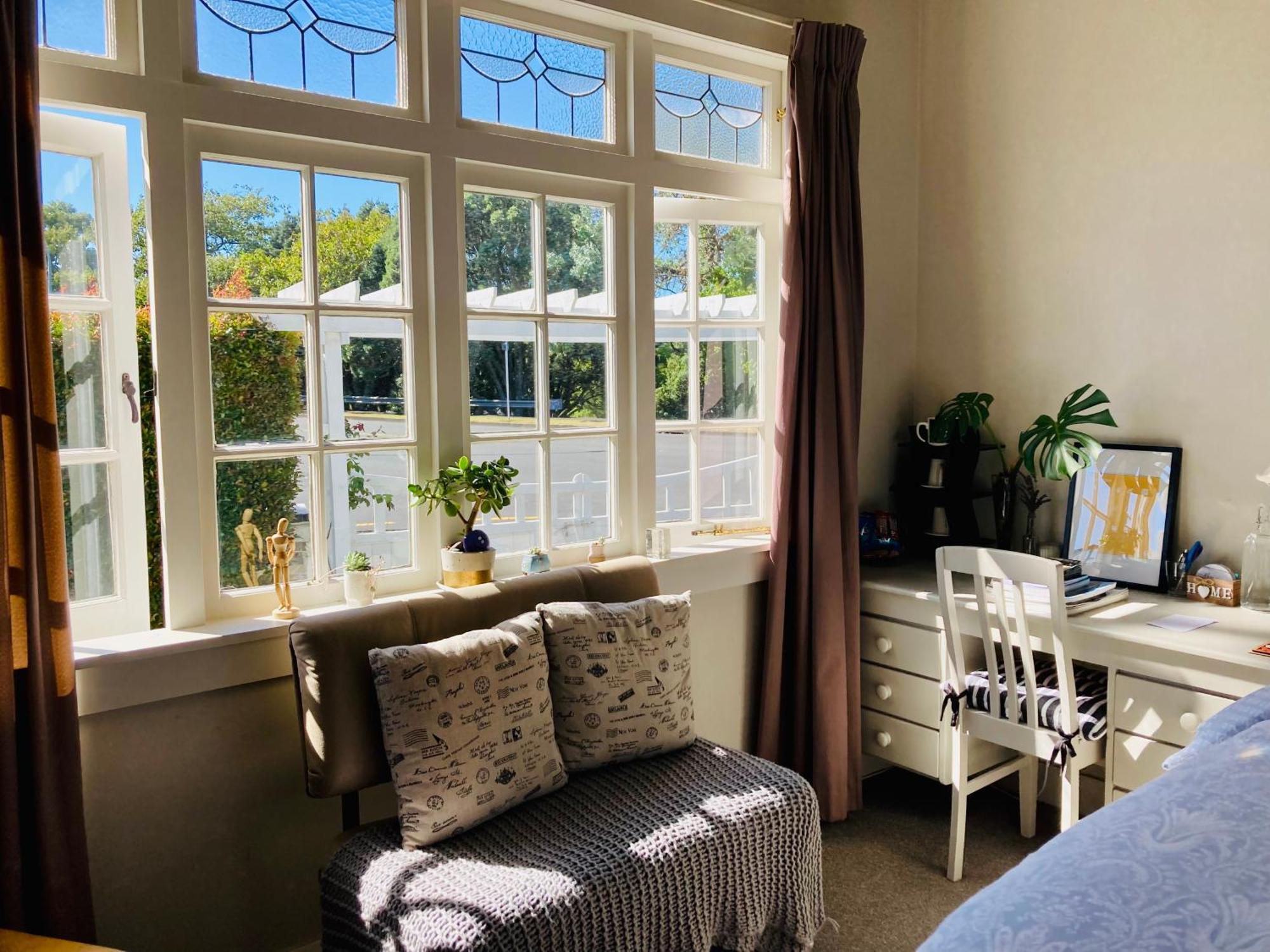 Spacious And Sunny Master Bedroom With Shared Bathrooms Auckland Eksteriør bilde