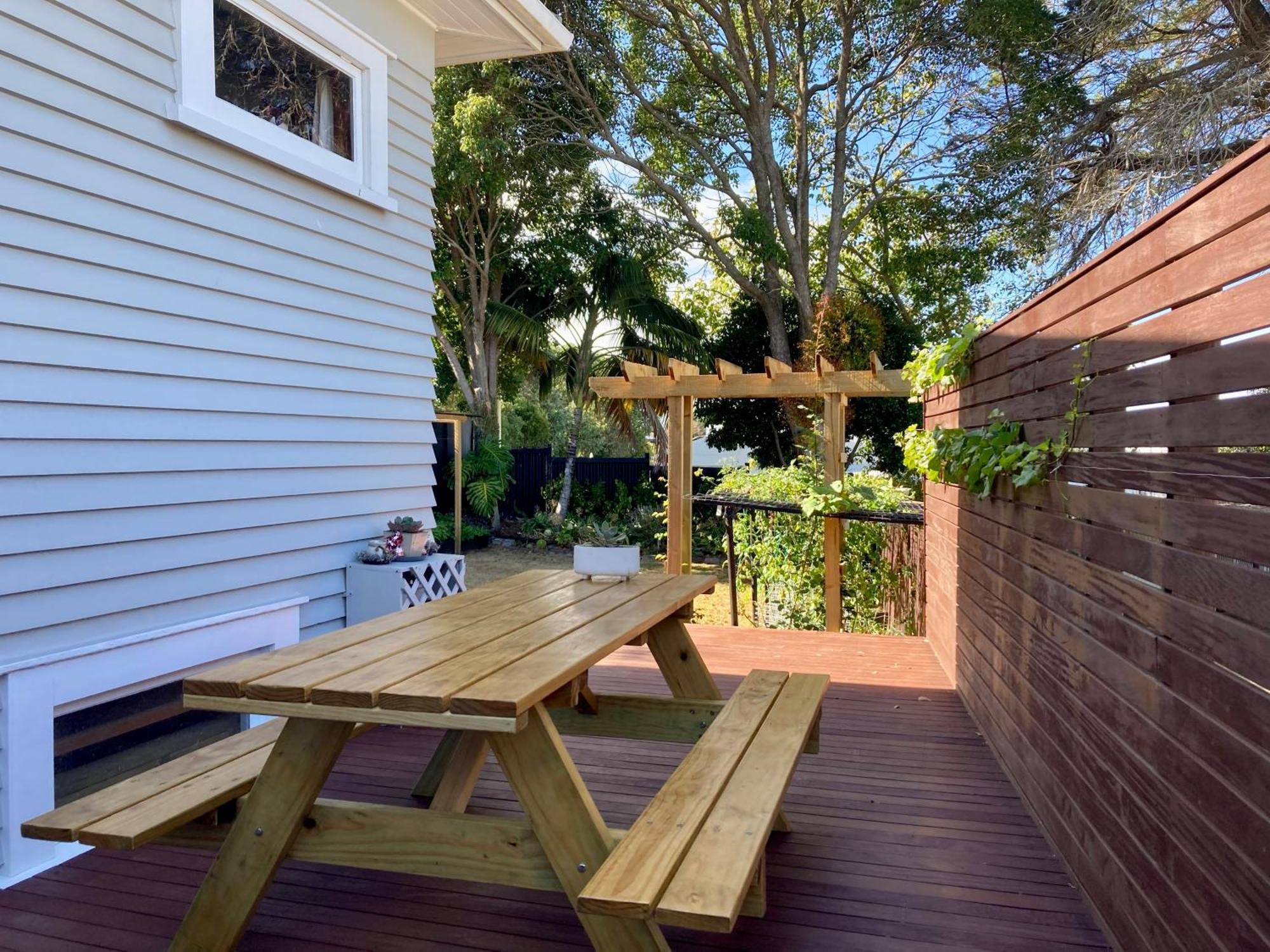 Spacious And Sunny Master Bedroom With Shared Bathrooms Auckland Eksteriør bilde